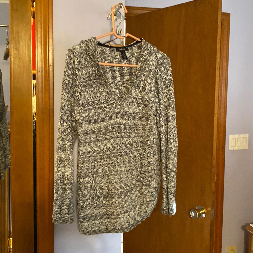 Black and white thin hooded sweater